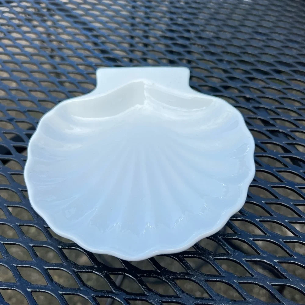 Porcelain soap dish